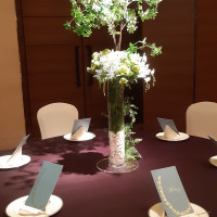 高さのあるテーブル装花