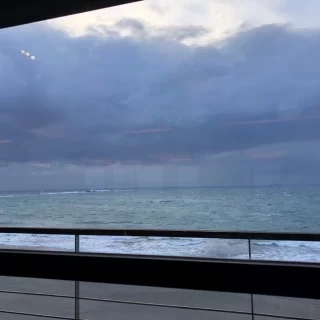 披露宴会場からの海はこの様に見えました
