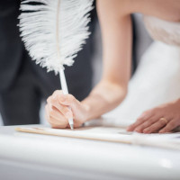 挙式での結婚証明書へのサイン