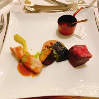 お肉料理はとても柔らかく特製のソースが美味しかったです