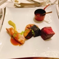 お肉料理はとても柔らかく特製のソースが美味しかったです