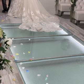 少し坂になったウェディングロード