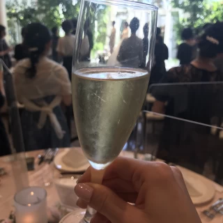 窓が大きく自然光が綺麗。シャンパンで乾杯