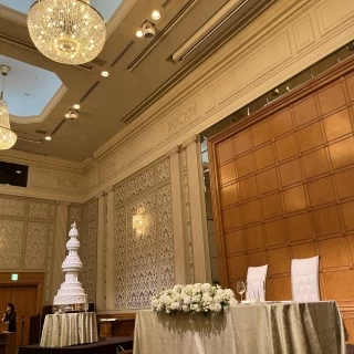 天井が高く、より広く感じました。シャンデリアも綺麗。