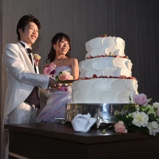 ケーキ入刀、初めて？の共同作業