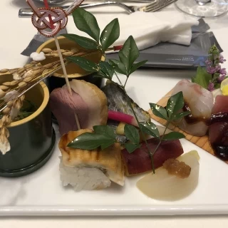 コース料理の一品目。見た目も味もとても良かったです。