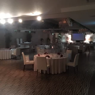 ライトアップされた披露宴会場