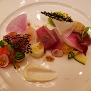 本マグロの炙りとカラスミパウダー彩り野菜と共に