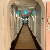 廊下は外国のホテルをイメージ