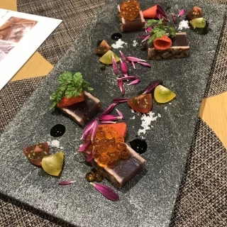 試食のため1つのプレートに2人分盛り付けてある。