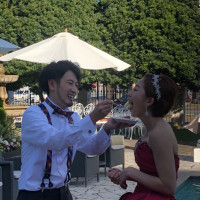 ケーキを新婦に食べさせる