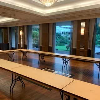 披露宴会場からは日本庭園が見えます。