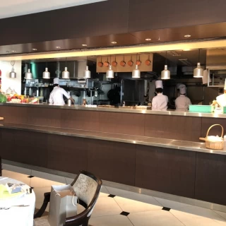 オープンキッチンでフランベの演出