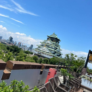屋上から見える大阪城。ここでゲストと写真を撮ったり