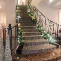 ロビーの階段　クリスマスの装飾