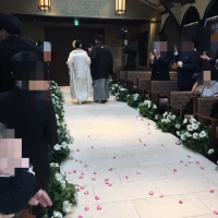 チャペルからの退場時、フラワーシャワーを行いました。