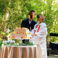 テラスでのケーキ入刀です。