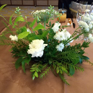 白と緑を基調とした装花
