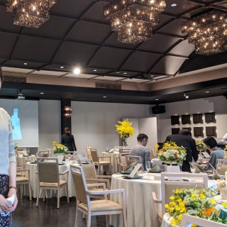 洋風の会場は天井も高い。