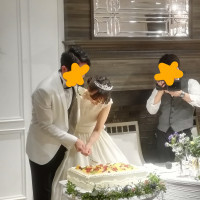 ゲストが仕上げたケーキに入刀しています。