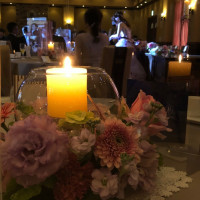 ゲストテーブルのお花とキャンドルです