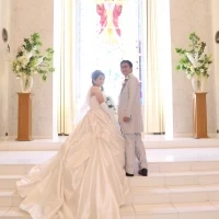 オシャレなチャペル。ステンドグラスからは自然光が差す