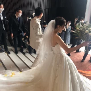 室内の大階段でのフラワーシャワー