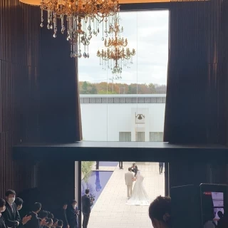 大階段を彩るシャンデリア