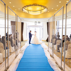 披露宴会場を間仕切りした挙式会場。バージンロードは白か青。|574190さんのJRタワーホテル日航札幌の写真(1312007)
