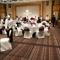 各テーブルに担当の人がいます