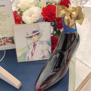 コナン結婚式をしたかったので、お花も白、青、赤を基調に。