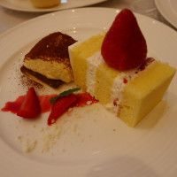 デザートと、入刀したケーキをデコレーションしてくれる。