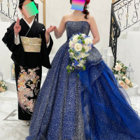 こだわりのカラードレス、花の装飾。