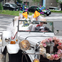 オープンカーで登場。