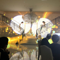 階段上から登場。
