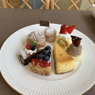 デザートブュッフェのケーキを試食しました。