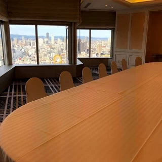 小さめの披露宴会場です。部屋の調度品も上品です。