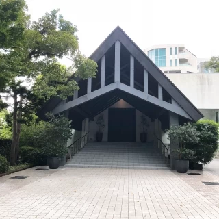 その日挙式の方がらこちらの入口で集合写真を撮ってました
