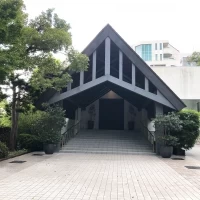 その日挙式の方がらこちらの入口で集合写真を撮ってました