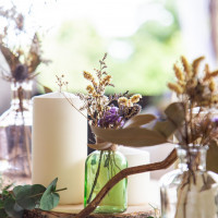 テーブルの装花もナチュラルに。ドライと生花、グリーンを使用。
