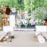 テーブルの装花もナチュラルに。ドライと生花、グリーンを使用。