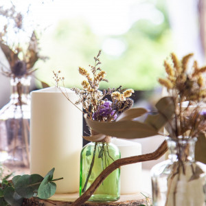 テーブルの装花もナチュラルに。ドライと生花、グリーンを使用。|574356さんのあてま高原リゾート ベルナティオの写真(1125254)