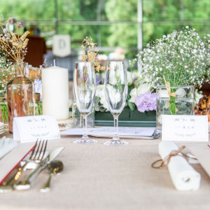 テーブルの装花もナチュラルに。ドライと生花、グリーンを使用。|574356さんのあてま高原リゾート ベルナティオの写真(1125258)