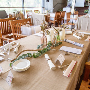 テーブルの装花もナチュラルに。ドライと生花、グリーンを使用。|574356さんのあてま高原リゾート ベルナティオの写真(1125266)