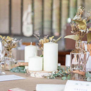 テーブルの装花もナチュラルに。ドライと生花、グリーンを使用。|574356さんのあてま高原リゾート ベルナティオの写真(1125255)
