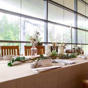 テーブルの装花もナチュラルに。ドライと生花、グリーンを使用。|574356さんのあてま高原リゾート ベルナティオの写真(1125257)