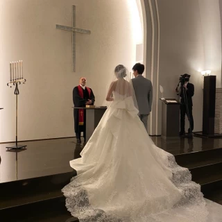 新郎新婦が高くなるので後ろの方からも姿が見えます。