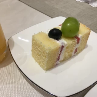 ウェディングケーキのお裾分けをいただきました。