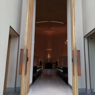 迫力あるチャペルのドア