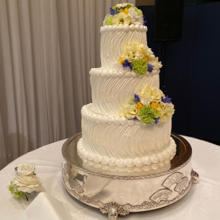 ウェディングケーキのお花も会場装花などに合わせて変えられます